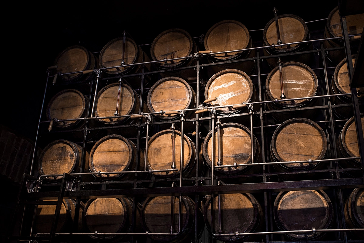 Желающим иметь в портфеле собственный бренд рома, приходится либо разливать его за рубежом, либо ввозить бал