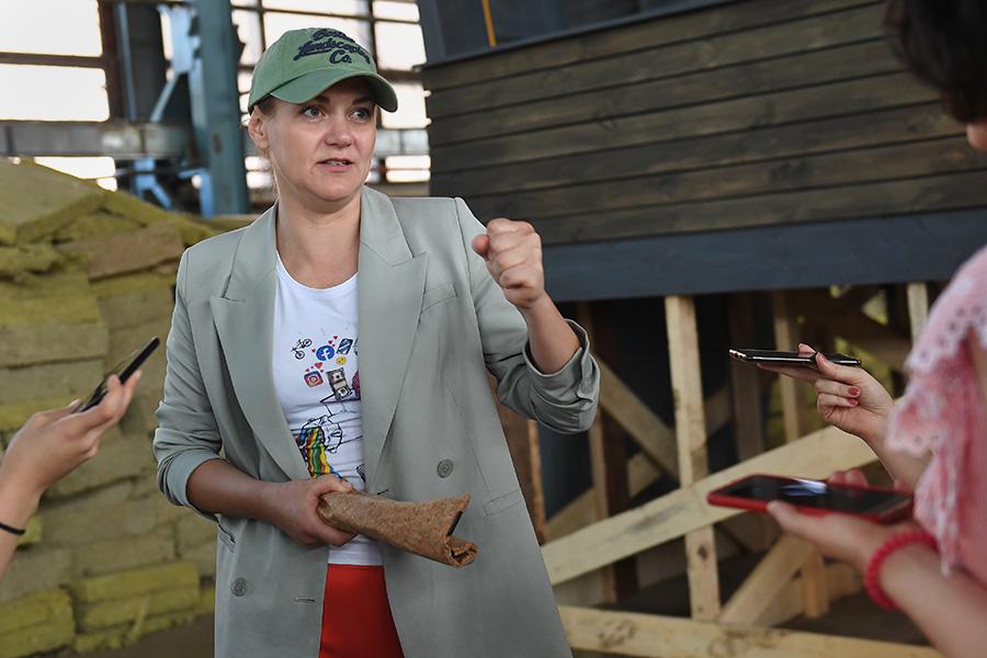 Анна Уколова на съемочной площадке фильма режиссера Николая Хомерики &laquo;Белый снег&raquo; о лыжнице Елене Вяльбе в павильоне кинокомпании &laquo;Мегаполис Фильм Продакшн&raquo;, Москва, 10 июля 2020 года