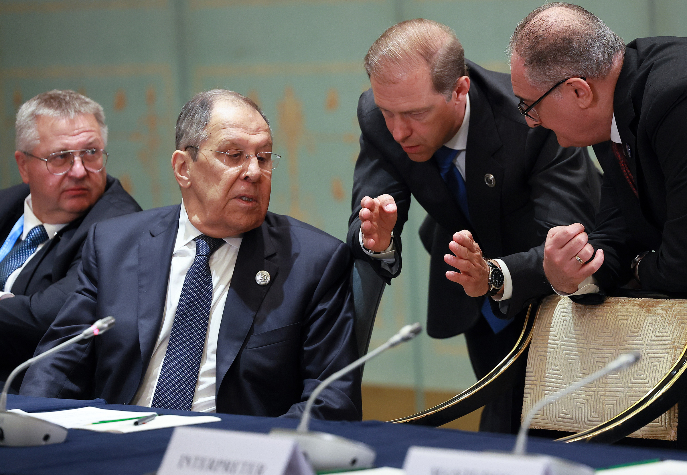 Запредседателя правительства России Алексей Оверчук, глава МИДа Сергей Лавров, первый зампредседателя правительства Денис Мантуров и посол России в Китае Игорь Моргулов перед началом встречи Путина и Моди на полях саммита Шанхайской организации сотрудничества (ШОС) в Тяньцзине.