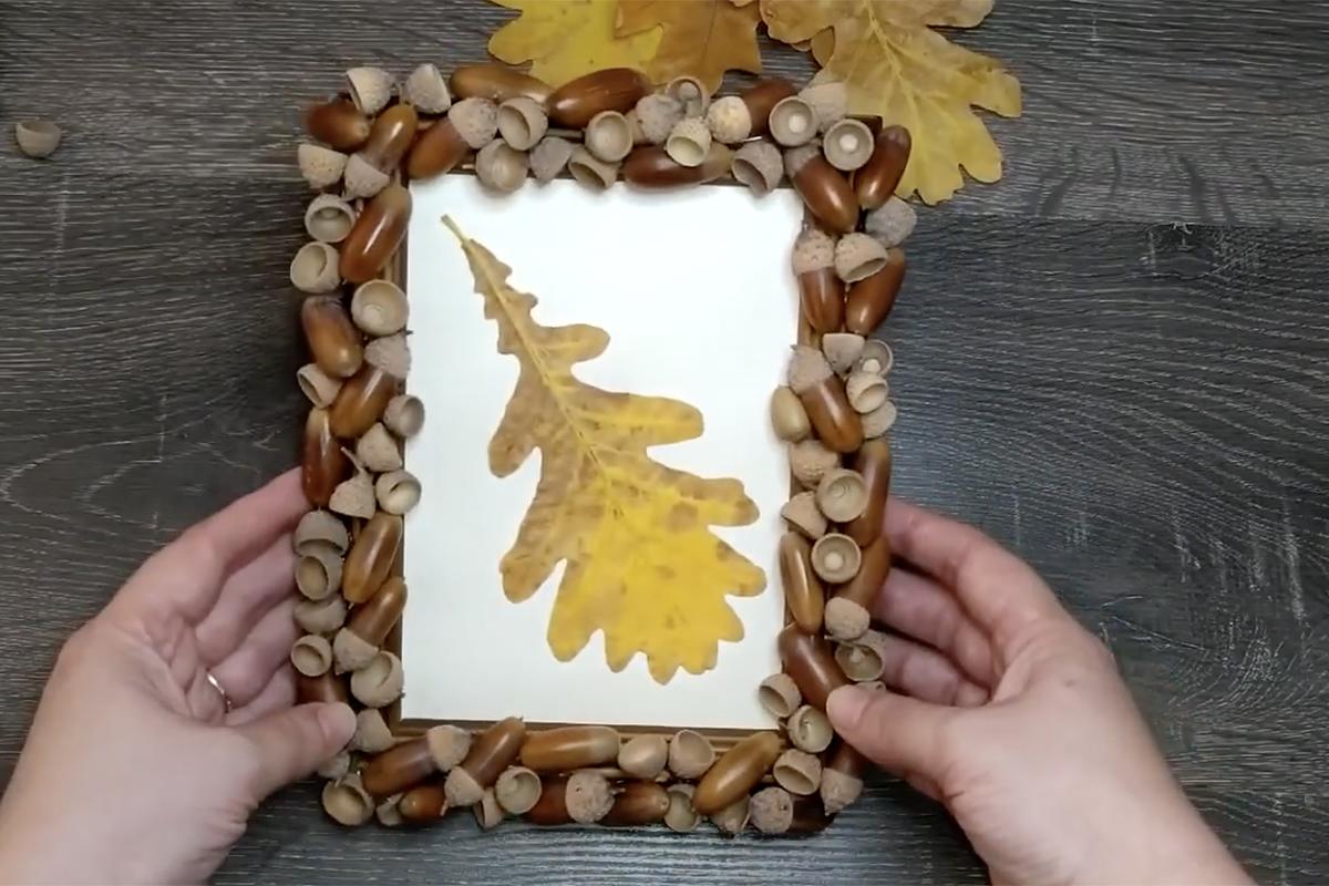 Рамку можно оставить пустой, если это подарок, или дополнить семейной фотографией