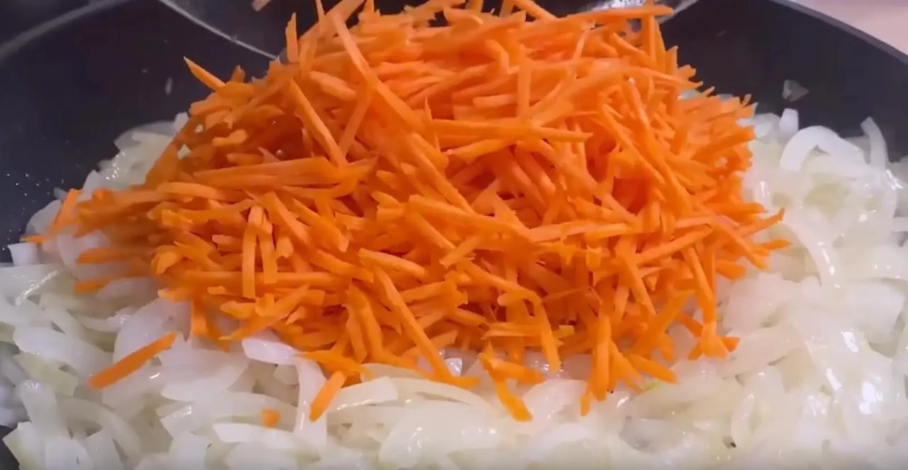Обжарьте морковь с луком