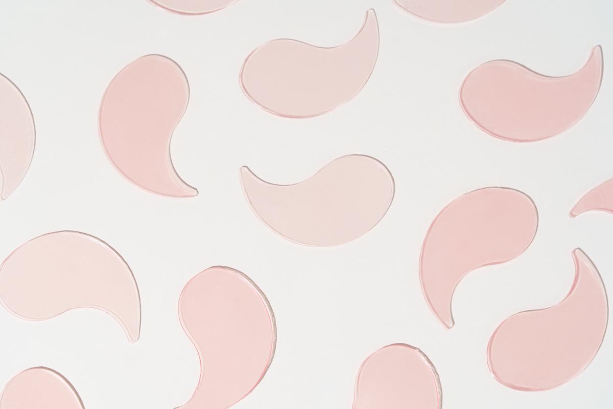 Патчи для глаз отличаются основой, составом и формой выпуска