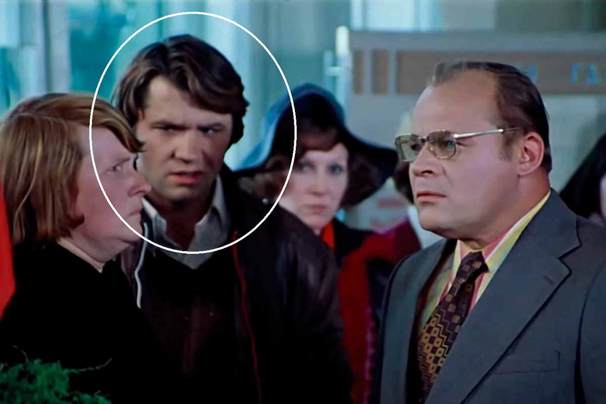 Александр Фатюшин в итоге появляется в фильме только в массовке. В титрах он указан как сотрудник статистического учреждения. Кадр из фильма «Служебный роман»