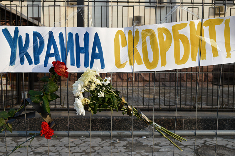 Цветы и свечи у посольства Российской Федерации в Киеве.
