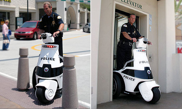Для полицейских создали трехколесные электромопеды