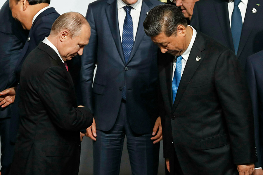 Президент России Владимир Путин (слева) и председатель КНР Си Цзиньпин
