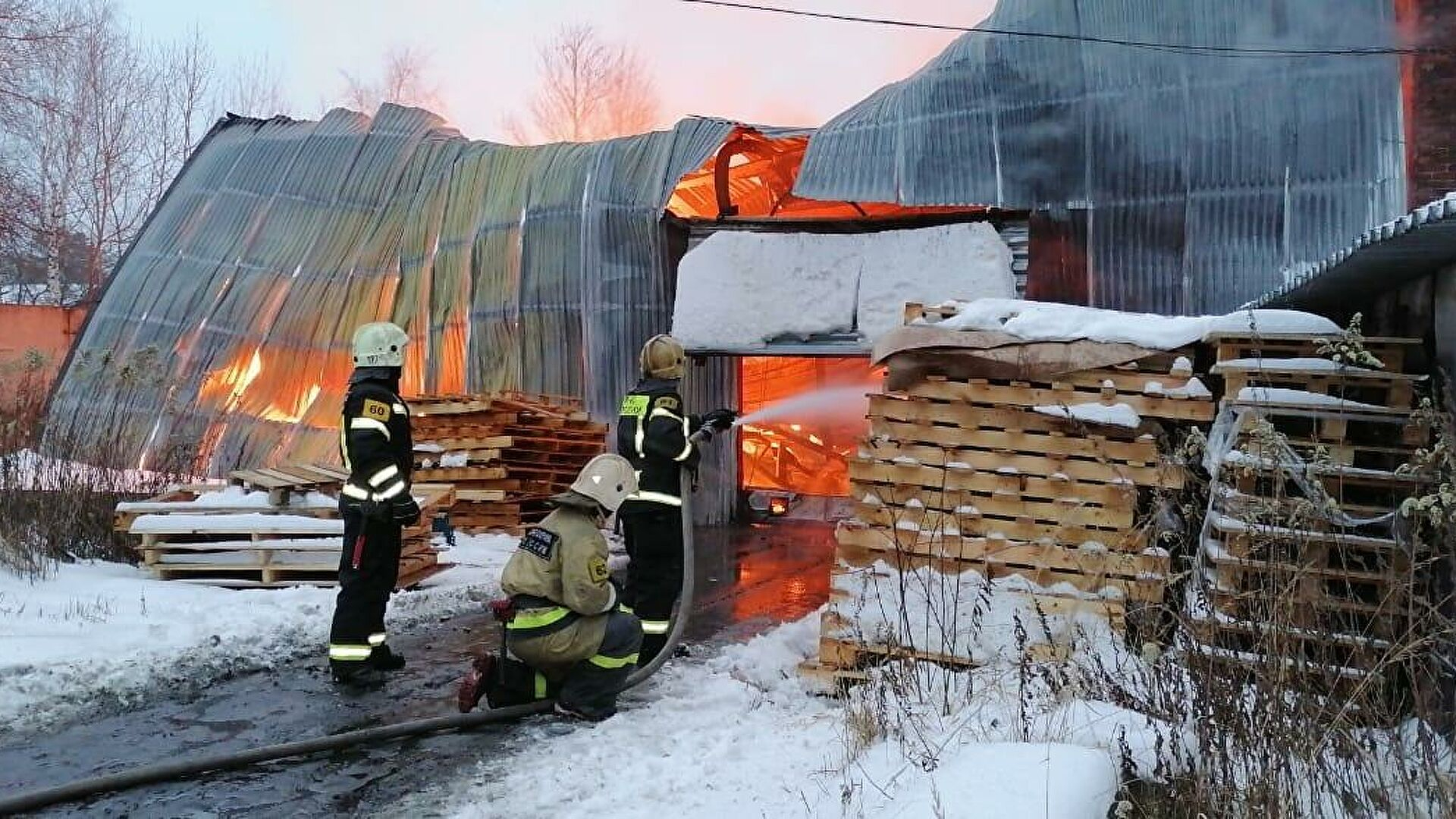 Крупный пожар на территории мебельной фабрики в Подмосковье. Видео