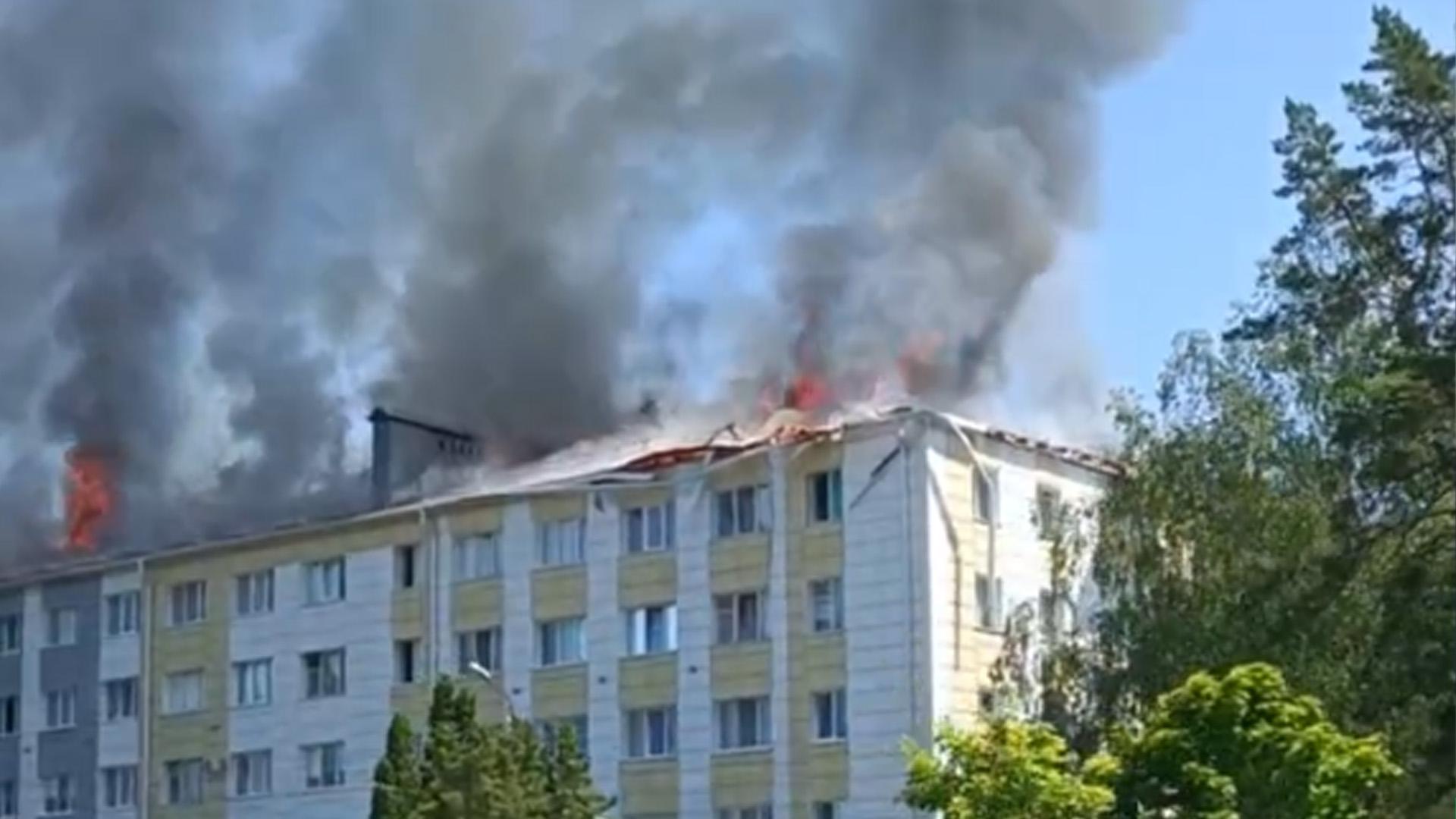В Шебекино из-за попадания снаряда загорелось общежитие