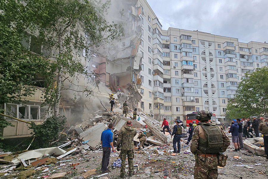 На месте обрушения дома в Белгороде работают спасатели. Видео