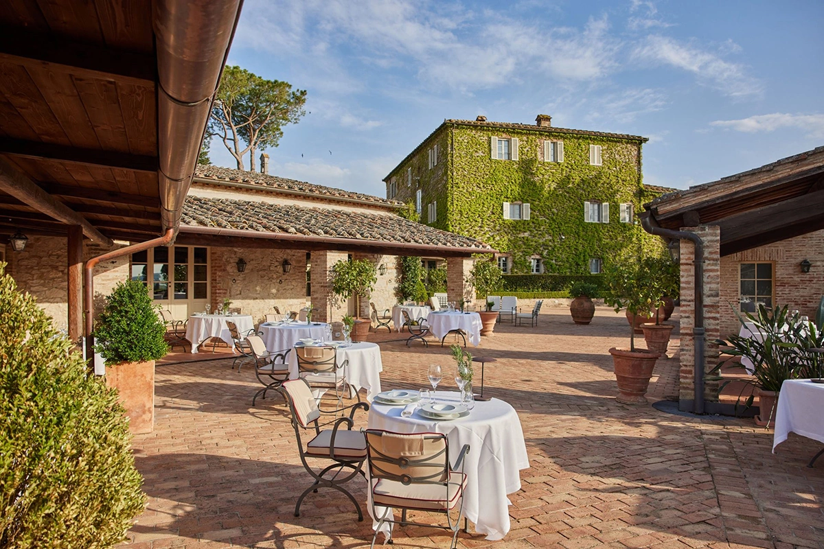 В деревне также находятся два ресторана: Poggio Rosso и Osteria Il Grigio, а также теннисные корты, тренажерный зал, винный магазин и спа-центр