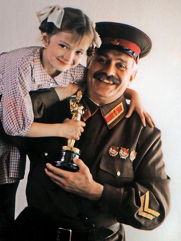 Режиссер и актер Никита Михалков с дочерью Надеждой после получения кинопремии &laquo;Оскар&raquo; в номинации &laquo;лучший фильм на иностранном языке&raquo; за фильм &laquo;Утомленные солнцем&raquo;