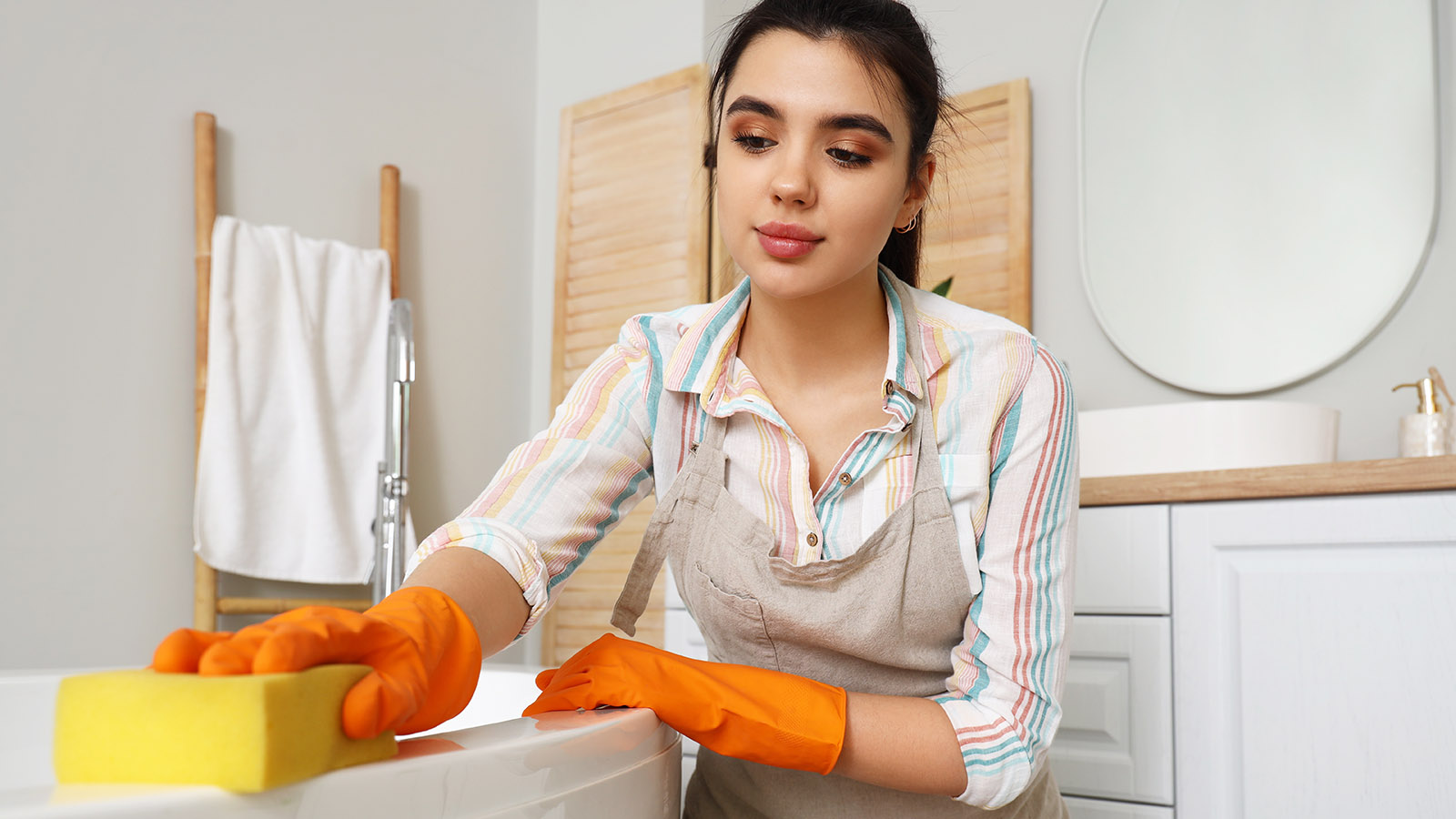 Отчистить ванну от желтизны помогут несколько домашних средств, в числе которых уксус или пищевая сода