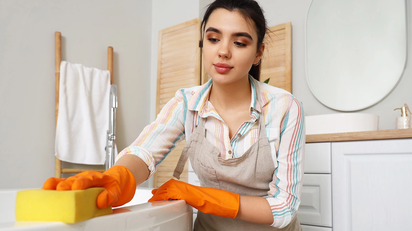 Отчистить ванну от желтизны помогут несколько домашних средств, в числе которых уксус или пищевая сода