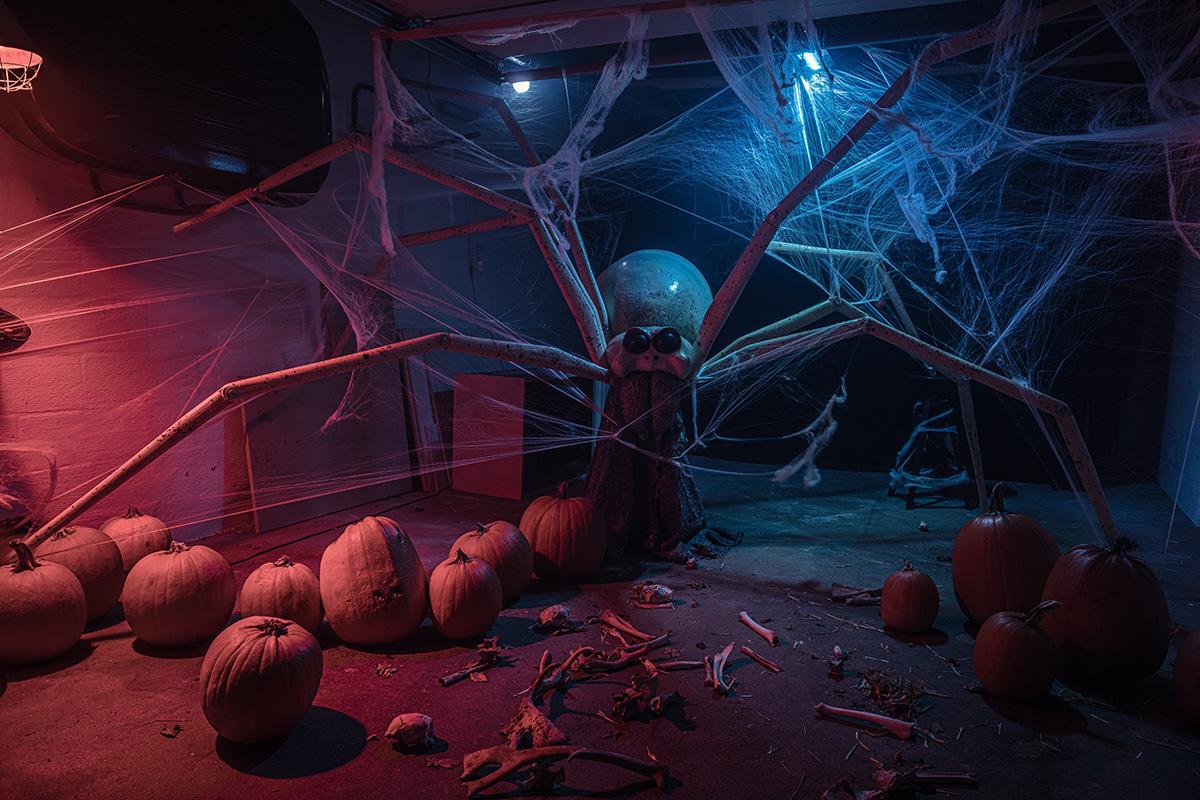 Интерьер на Хеллоуин также принято украшать развешенными по углам кусками паутины