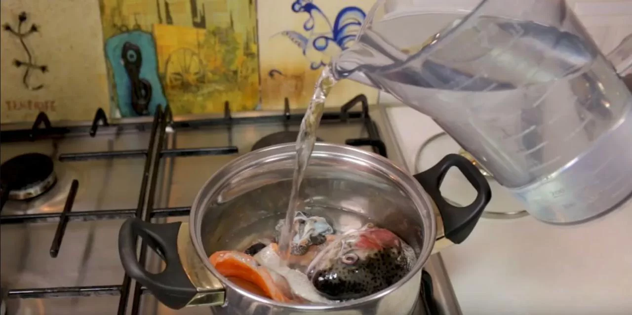 Варите бульон в течение 20 минут, после того как вода закипела