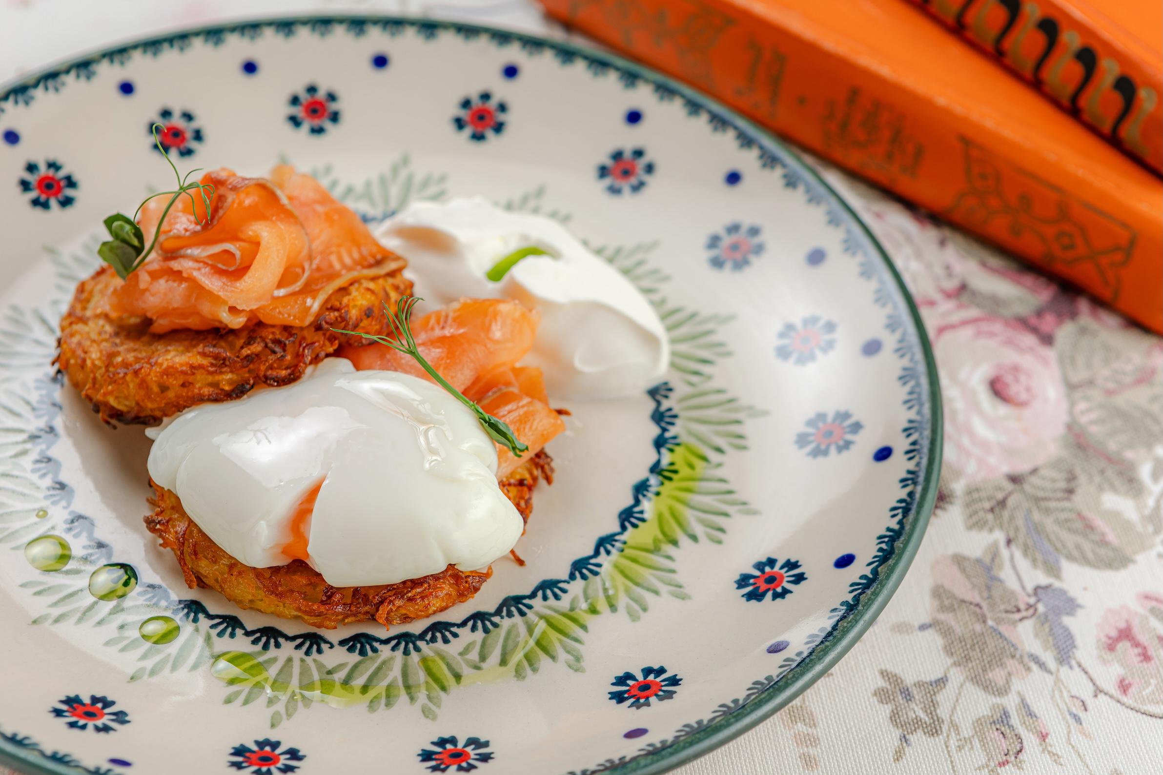 Картофельные драники с лососем и яйцом пашот&nbsp;