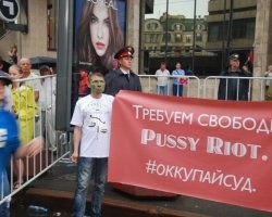 В Москве между противниками и сторонниками Pussy Riot произошла потасовка