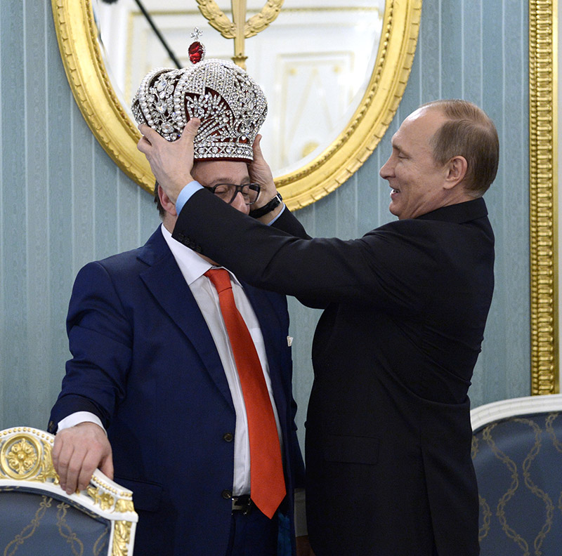Владимир Путин водрузил на&nbsp;голову Геннадия Хазанова копию императорской короны, которую сатирик вручил главе государства