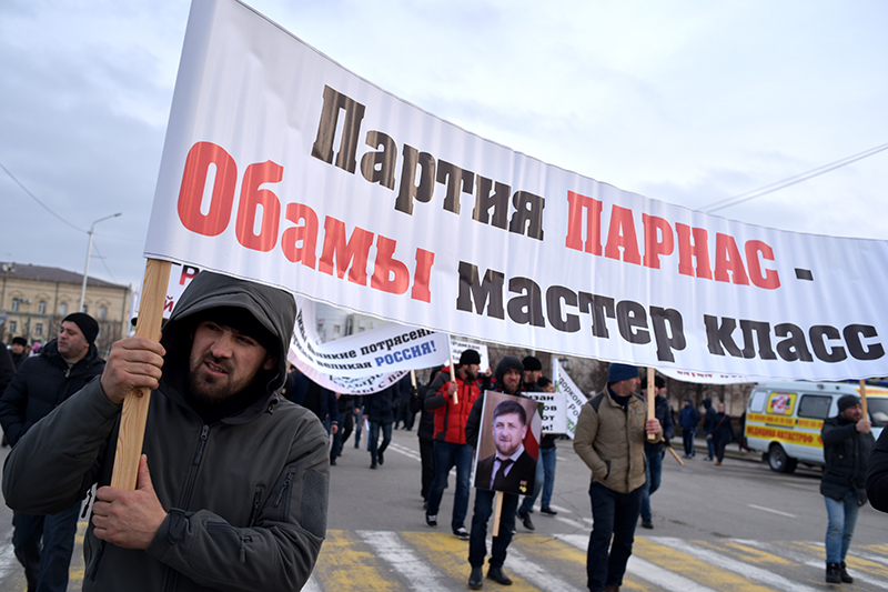 Участники митинга в поддержку Рамзана Кадырова в Грозном