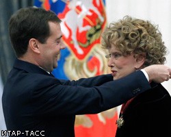 Д.Медведев наградил в Кремле актеров, космонавтов, ученых и спортсменов