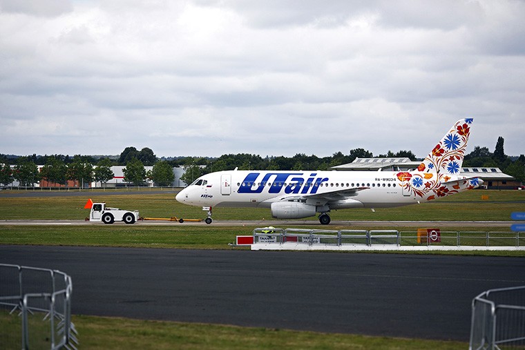 Sukhoi SuperJet 100 (борт "ЮТэйр", в окраске под хохлому)Все Sukhoi SuperJet авиакомпании UTair получили специальную раскраску. Их эксплуатацией будет заниматься дочерняя структура UTair - "ЮТэйр-Экспресс". Всего на условиях лизинга UTair принадлежит шесть самолетов Sukhoi SuperJet. "Гражданские самолеты Сухого" по всему миру собрали 179 заказов на Sukhoi SuperJet 100.