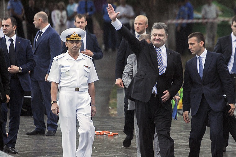 Президент Украины Петр Порошенко (второй справа) во время парада военно-морских сил Украины в честь Дня независимости Украины. 