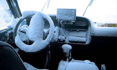 Снег на Камчатке пятые сутки держит в плену 14 автомобилей