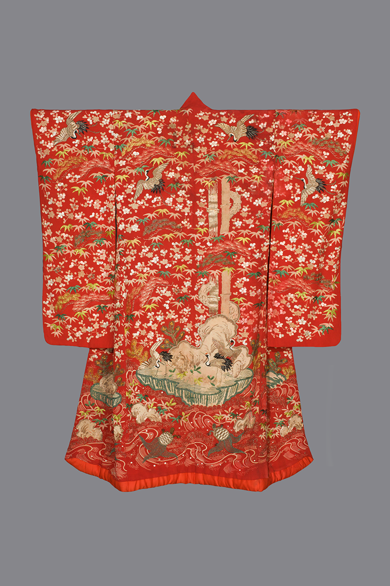 Верхнее кимоно для молодой женщины. Япония, 1850-1880
Шелковый креп, шелковые и металлические нити; ткачество, ручное крашение, роспись по трафарету, вышивка
