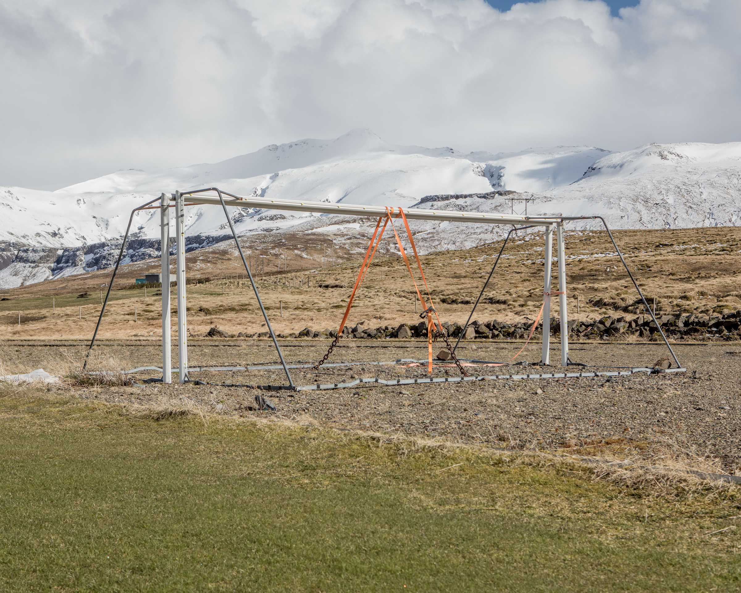 Из-за особенностей климата Исландии местные футбольные клубы начали играть на траве только с 1957 года. Так как остров расположен в месте расхождения литосферных плит, Северо-Американской и Евразийской, в регионе часто случаются землетрясения и извержения. Это во многом формирует ее ландшафт &mdash; на территории страны множество действующих вулканов, гейзеров, горячих источников. Немногочисленные поля, пригодные для тренировок, долгое время были из песка или гравия.