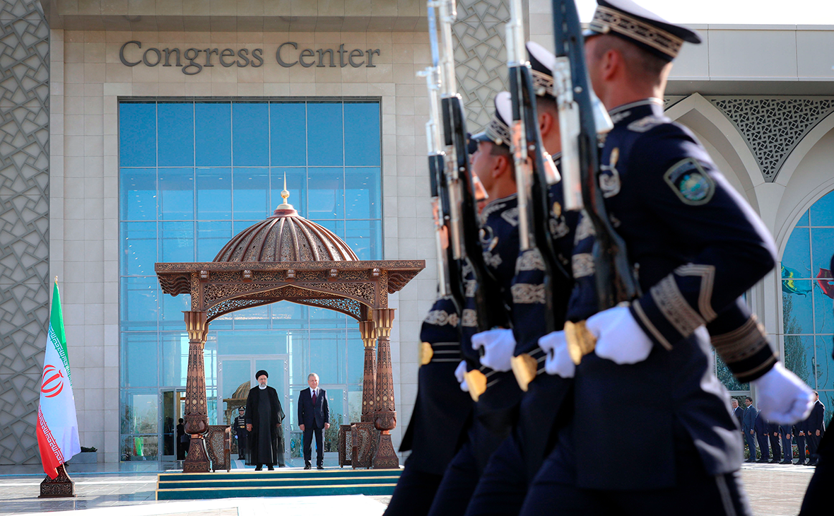 На фото слева направо на дальнем плане: президенты Ирана Ибрахим Раиси и Узбекистана Шавкат Мирзиеев