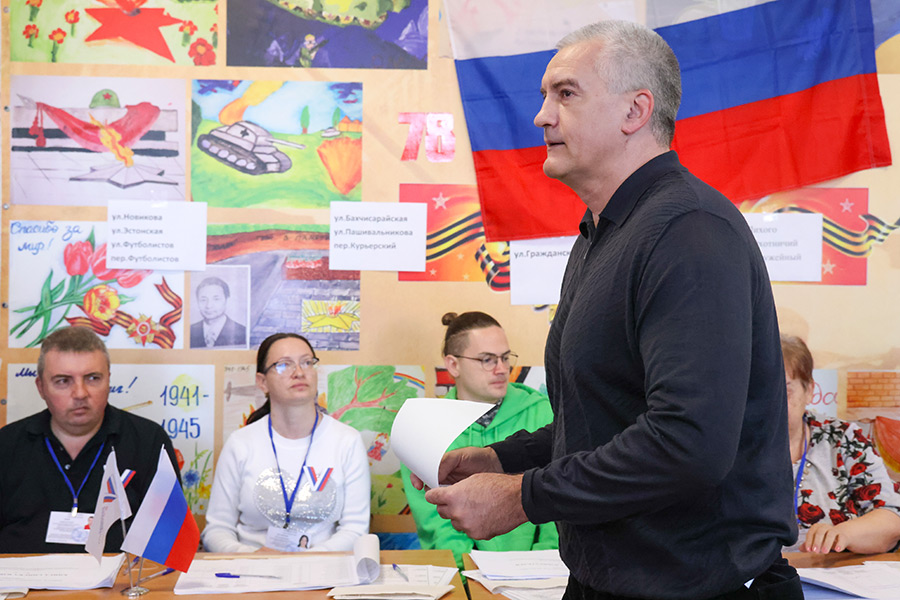 Глава Крыма Сергей Аксенов отдал свой голос на избирательном участке №238 в Симферополе.