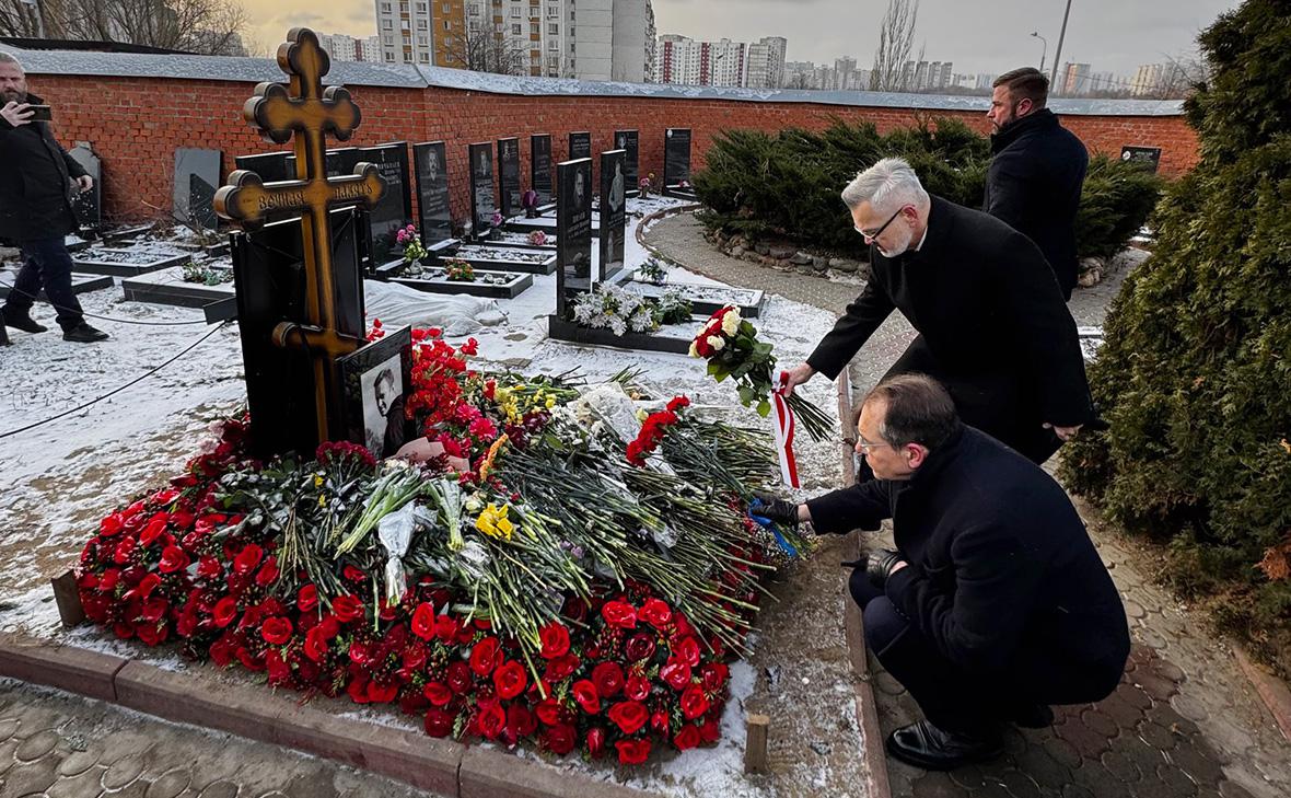 Посол ЕС Ролан Галяраг и посол Польши Кшиштоф Краевский возлагают цветы к могиле Алексея Навального на Борисовском кладбище в Москве