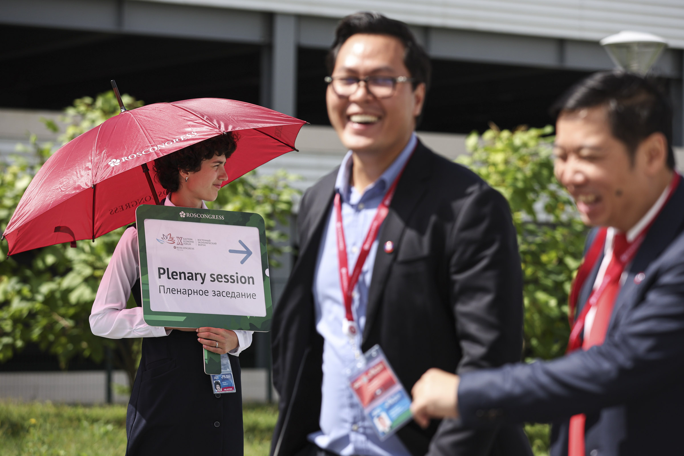 Пленарное заседание началось около 13:30 по местному времени (6:30 мск).
