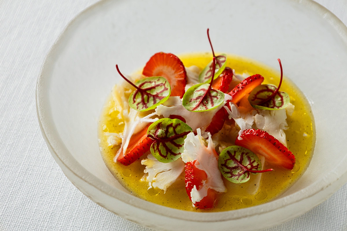 Севиче из гребешка с клубникой, цветной капустой и маринованным имбирем