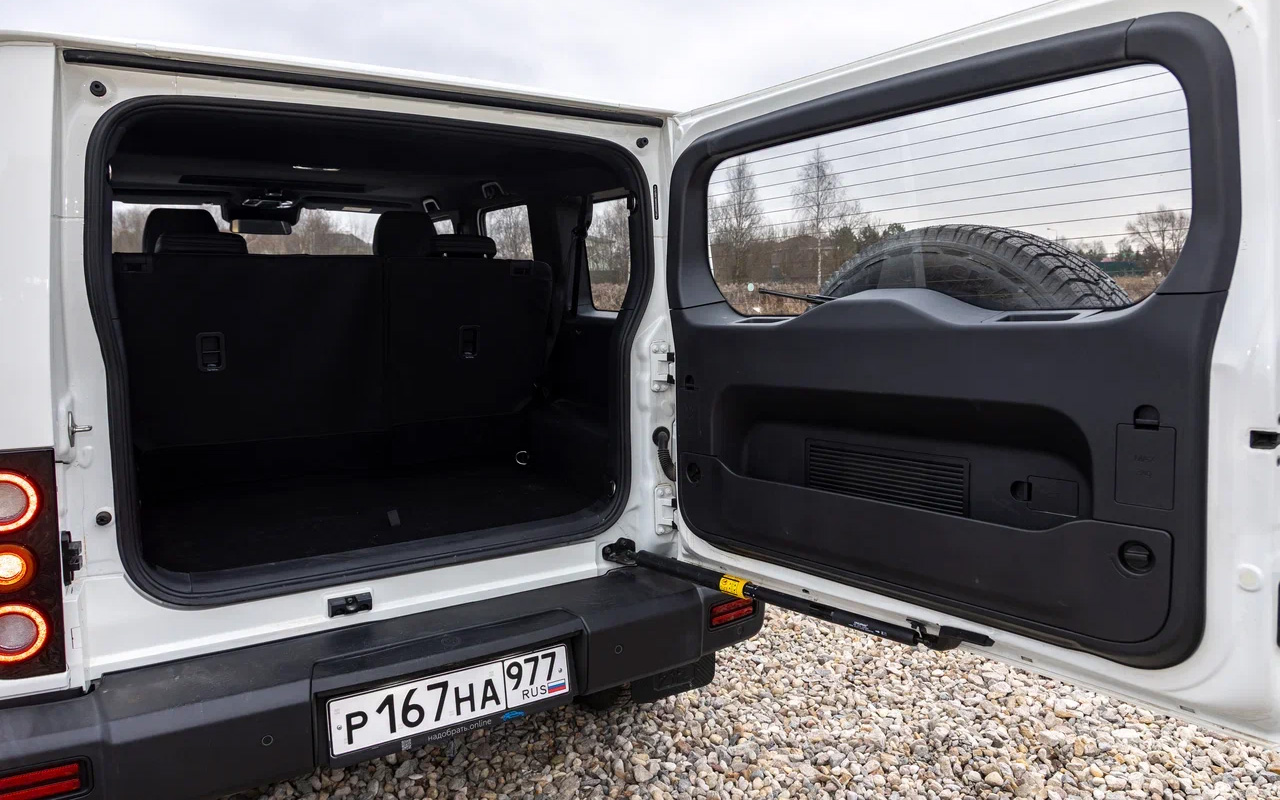 Багажная дверь BAW 212 открывается слева направо. Есть и поворотный фиксатор, порывом ветра дверцу не захлопнет