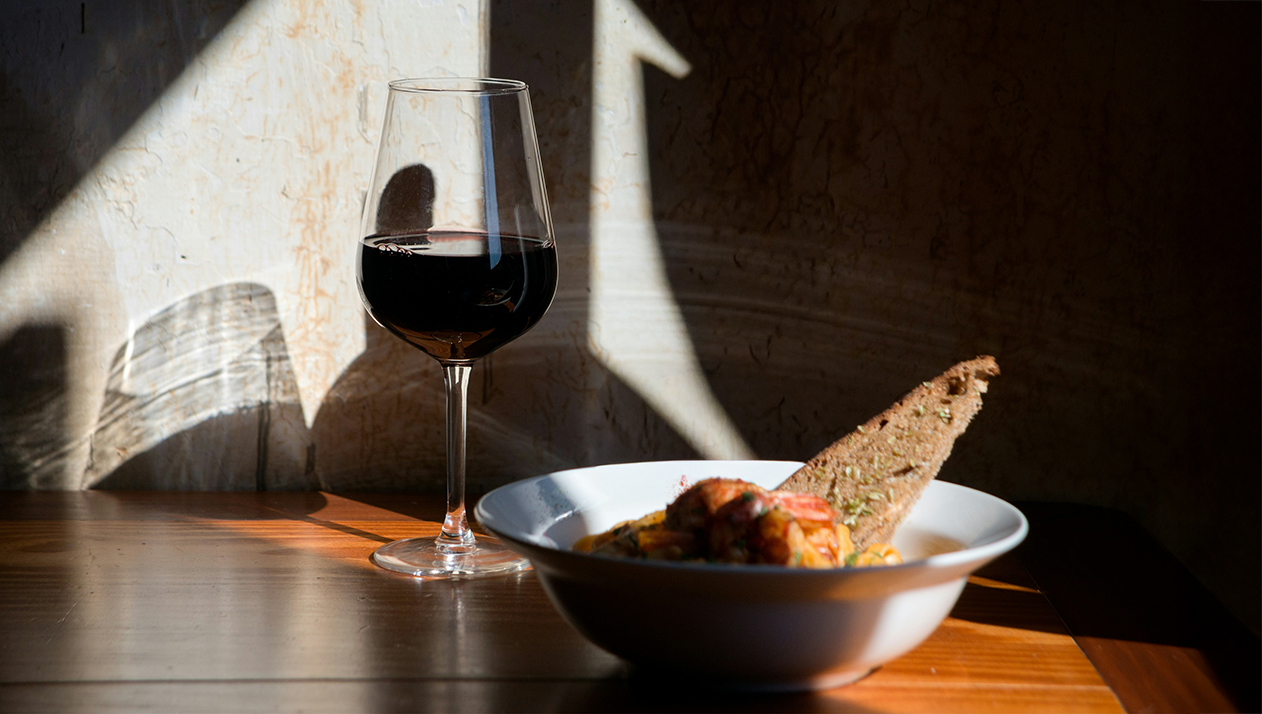 Игристое с хамсой и красное с мясом кабана: любимые гастропары виноделов
