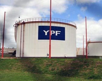 Аргентина национализировала нефтекомпанию YPF, выдав прежнему владельцу одно место в совете директоров