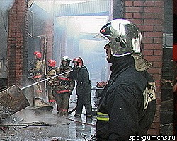 В Петербурге тушили пожар на заводе пластмасс