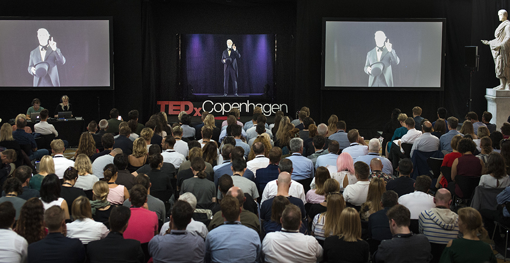 На TEDx появился основатель Carlsberg Якоб Кристиан Якобсен, голографически воссозданный с помощью современных компьютерных технологий и рассказывавший о миссии компании и ее целях
