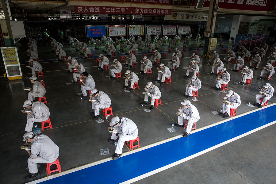 Сотрудники автомобильного завода Dongfeng Fengshen во время обеда. Dongfeng Passenger Vehicle Company возобновила производство в соответствии с правилами профилактики и борьбы с эпидемиями​. Ухань недавно разрешил автопроизводителям и поставщикам запчастей возобновить работу