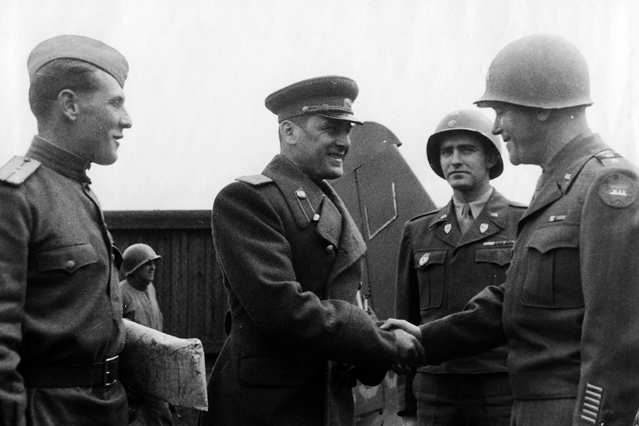 Встреча командира 34-го гвардейского корпуса генерала Г.В.Бакланова с командиром 5-го корпуса США генералом Хюбнером