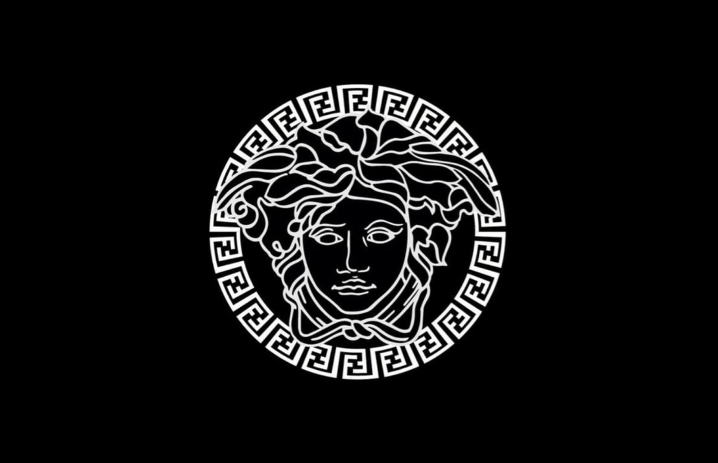 Объединенный логотип Fendi и Versace