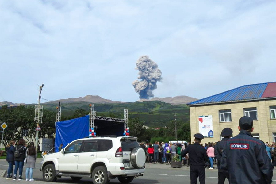 На фото: Северо-Курильск

Во время праздничной линейки в одной из школ в Северо-Курильске вулкан Эбеко выпустил столб пепла высотой 3,5 км. По сообщению МЧС, в городе ощущался запах сероводорода, но угрозы для населения нет