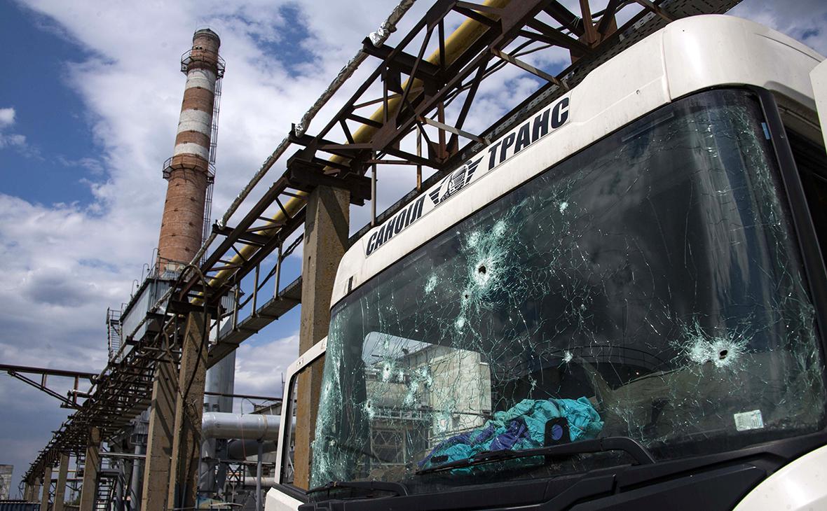Разбитое стекло у грузового автомобиля на территории Пологовского маслоэкстракционного завода в Запорожской области