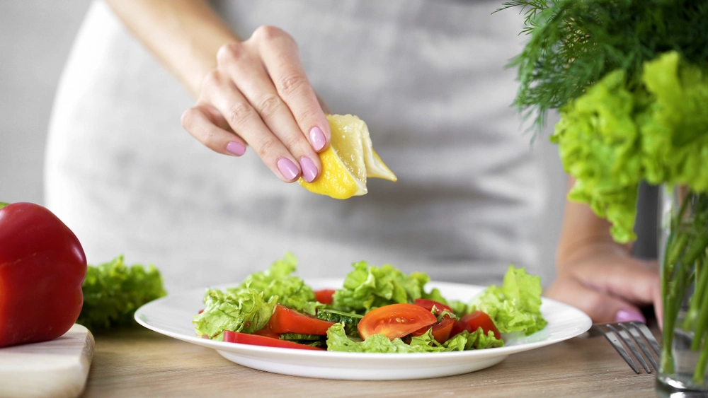 Используйте сок лимона в составе соуса к салату: можно просто смешать его с оливковым маслом, полить лимоном рыбу или гарнир