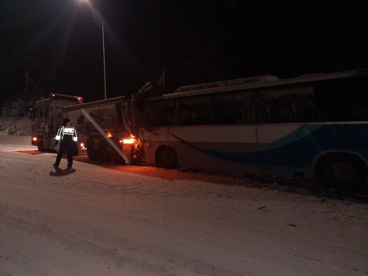 Водитель автобуса погиб на месте аварии