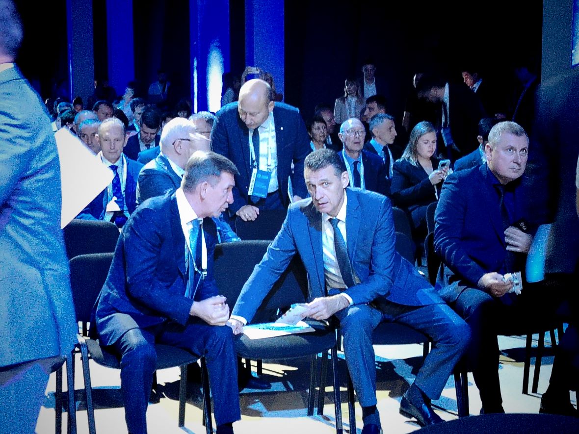 Первый заместитель губернатора Ростовской области Игорь Гуськов о чем-то совещается со своими коллегами.&nbsp;