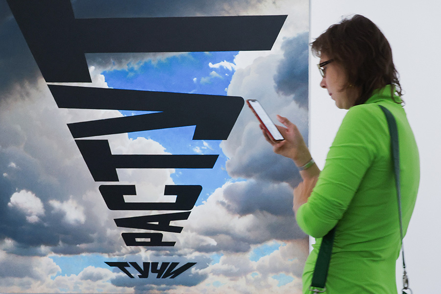 В своем концептуалистском творчестве художник сначала писал фигуры, но потом главным объектом его картин стали слова. Булатов помещал плакатные лозунги (поначалу&nbsp;&mdash; из советской идеологии) на бросовые, узнаваемые пейзажи. Позже именно эти работы принесли ему мировую славу.

На фото&nbsp;&mdash; картина Булатова &laquo;Тучи растут&raquo; во время открытия Мультимедиа Арт Музея (МАММ) после капитального ремонта, 2024 год