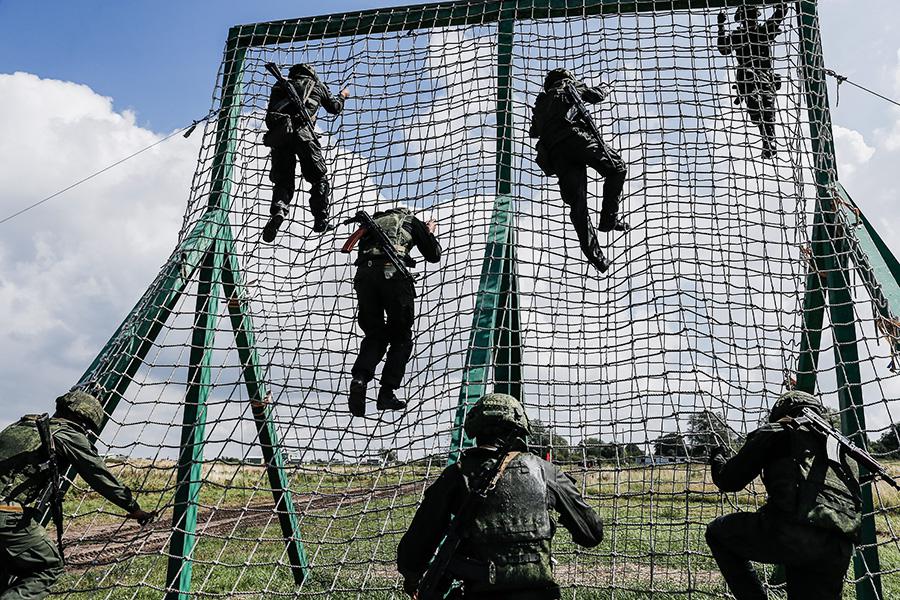 Военнослужащие вооружённых сил Венесуэлы во время 2-го этапа «Тропа выживания» конкурса «Морской десант» в рамках Армейских международных игр в Калининграде, 3 августа 2016 года