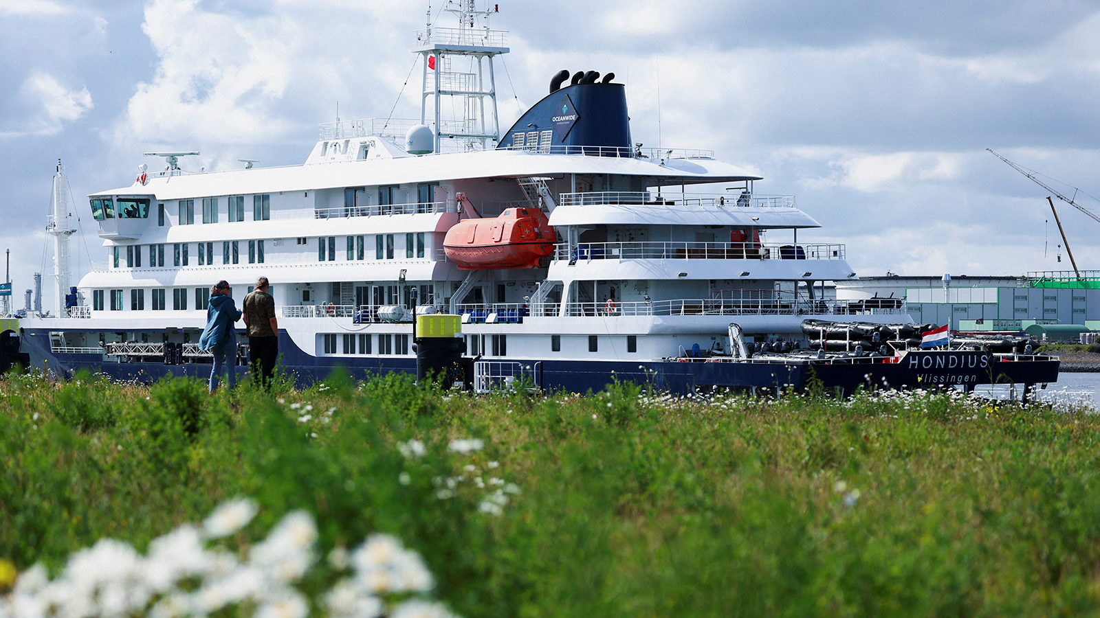 Круизный лайнер MV Hondius в порту Роттердама, Нидерланды, 18 мая 2026 года